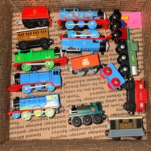 Thomas the train lot + 16 Trains Total Thomas and Friends